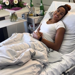 Mikaelle Assani nach ihrer OP in Heidelberg.