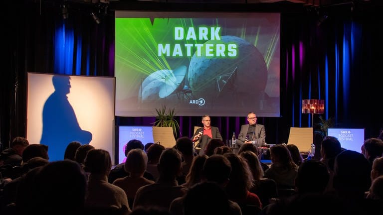 Dark Matters beim SWR Podcastfestival 2024 (Foto: Uwe Riehm/Sandra Theiner)