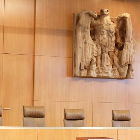 Richterbank mit Bundesadler im Bundesverfassungsgericht (Foto: IMAGO, imago images)