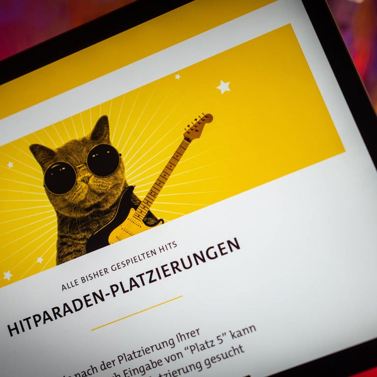 Tablet mit "Ihre Platzierungen" im "SWR1 Hitparaden"-Studio