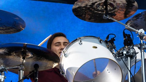 Nicholas Collins sitzt am Schlagzeug