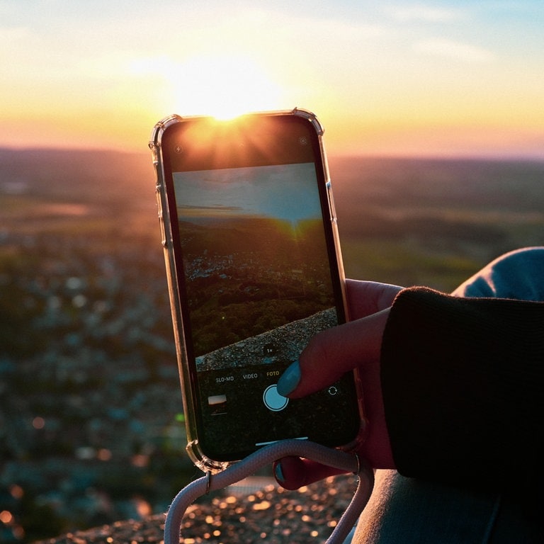 Smartphone fotografiert Landschaft  (Foto: picture-alliance / Reportdienste, picture alliance / Ostalb Network | Marius Bulling)