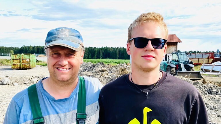 Martin Benzing und sein Sohn nach dem Großbrand auf ihrem Hof in Trossingen (Foto: SWR)