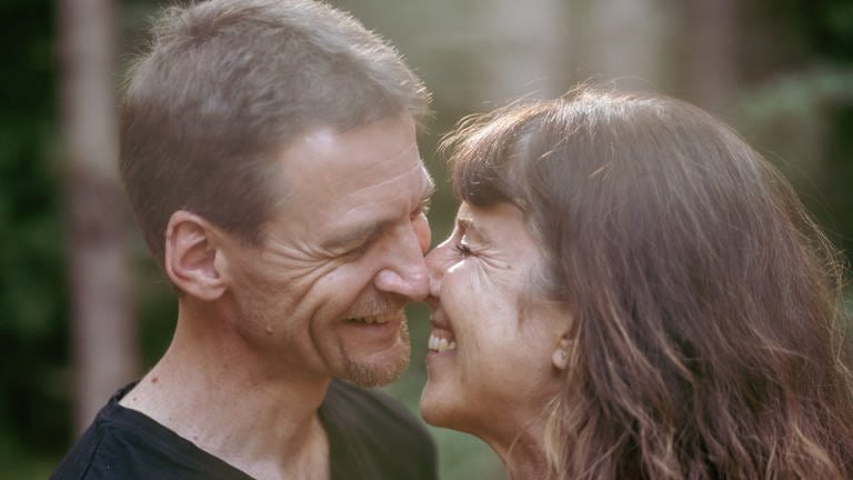 Nicole und Matthias haben sich nach dem Tod ihrer Ehepartner kennen gelernt. Sie leben ihre neue Liebe – in Trauer und in Freude. (Foto: Matthias Erbacher)