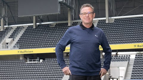 Ralf Rangnick, Fußballtrainer in einem Stadion. 