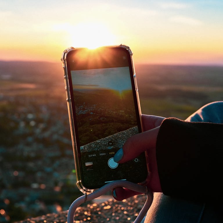 Smartphone fotografiert Landschaft 