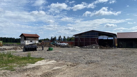 Der Eschbachhof von Bauer Martin Benzing in Trossingen wurde bei einem Großbrand zerstört. Wo die Gebäude standen, ist nur noch Schotter. (Foto: SWR) Der Eschbachhof von Bauer Martin Benzing in Trossingen wurde bei einem Großbrand zerstört. Wo die Gebäude standen, ist nur noch Schotter.