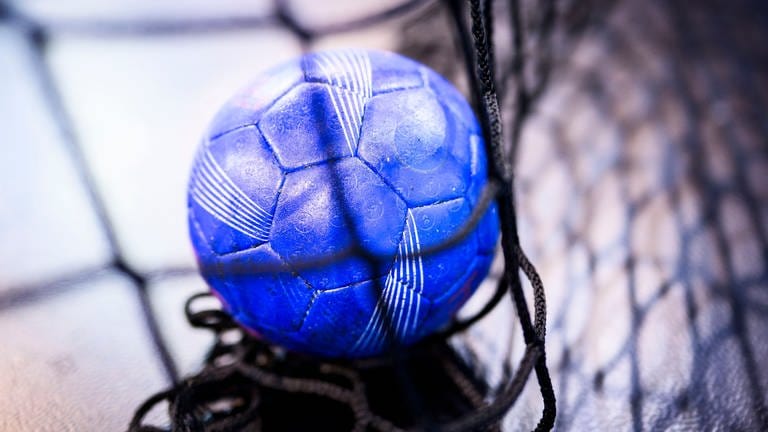 Handball: 1. Bundesliga, Herren, Saison 20232024, TVB Stuttgart - Frisch Auf Göppingen, Porsche Arena. Ein Handball liegt im Tor. (Foto: picture-alliance / Reportdienste, picture alliance/dpa | Tom Weller)