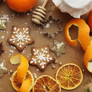 Wundervolles Winterwissen - der SWR1 Adventskalender: Sind wir in Baden-Württemberg auch Weltmeister im Kekse erfinden? Das Bild zeigt Weihnachtsgebäck - zwei Lebkuchensterne, die mit mit Zuckerguß in Schneeflockenform verziert sind - und Gewürze, Orangenschalen und Ausstechformen. (Foto: picture-alliance / Reportdienste, picture alliance / Shotshop | KMNPhoto) Wundervolles Winterwissen - der SWR1 Adventskalender: Sind wir in Baden-Württemberg auch Weltmeister im Kekse erfinden? Das Bild zeigt Weihnachtsgebäck - zwei Lebkuchensterne, die mit mit Zuckerguß in Schneeflockenform verziert sind - und Gewürze, Orangenschalen und Ausstechformen.