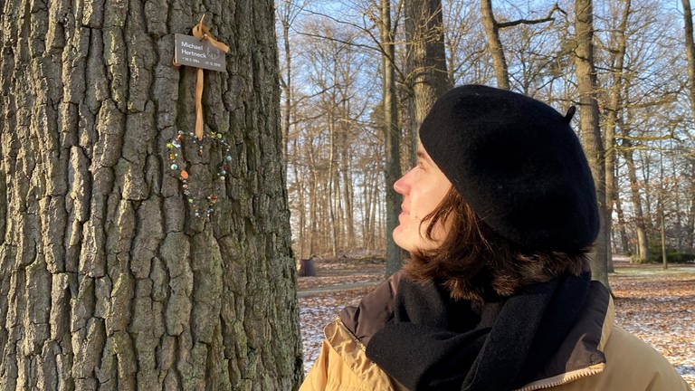 Sissy aus Leinfelden-Echterdingen am Baumgrab ihres verstorbenen Vaters (Foto: privat)