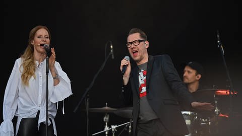 Simone von Racknitz-Luick und Jochen Stöckle vom Ensemble von SWR1 Pop und Poesie auf dem Schlossplatz in Stuttgart im Mai 2023.