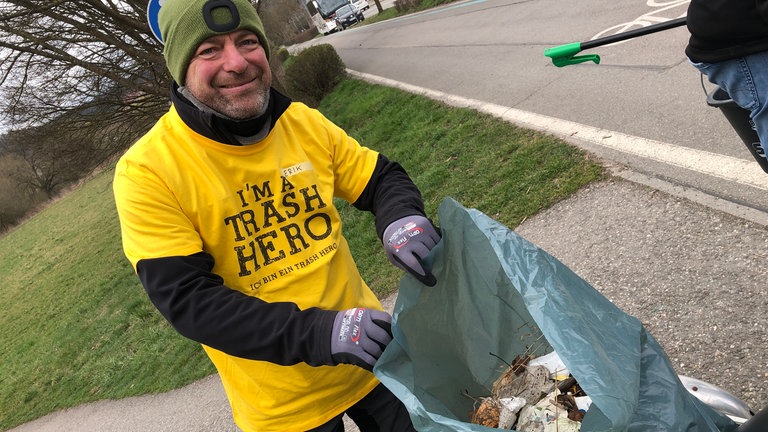 Müllhelfer Erik hat nach 20 Minuten schon einen halben Plastiksack voller Müll gesammelt. (Foto: SWR) Müllhelfer Erik hat nach 20 Minuten schon einen halben Plastiksack voller Müll gesammelt.