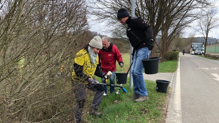 Die SWR1 Dreck-weg-Woche in Tuttlingen: die "Müllhelden" sammeln auch am Straßenrand (Foto: SWR) Die SWR1 Dreck-weg-Woche in Tuttlingen: die "Müllhelden" sammeln auch am Straßenrand