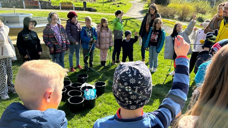 Die SWR1 Dreck weg-Woche macht Station in Stockach und sammelt mit der örtlichen Grundschule jede Menge Müll. (Foto: SWR) Die SWR1 Dreck weg-Woche macht Station in Stockach und sammelt mit der örtlichen Grundschule jede Menge Müll.