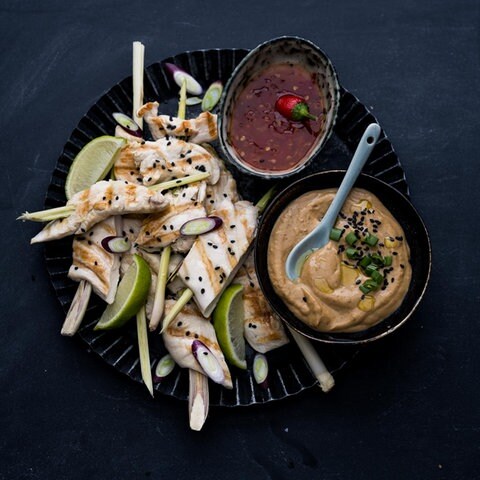 Hühnchen-Zitronengrasspieße mit würzigen Dips (Foto: SWR, trickytine)