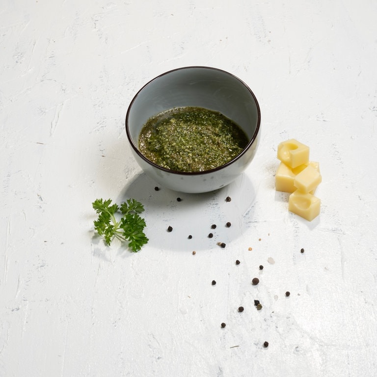 Petersilie-Nuss-Pesto mit Bergkäse (Foto: SWR, Tom Bässler)