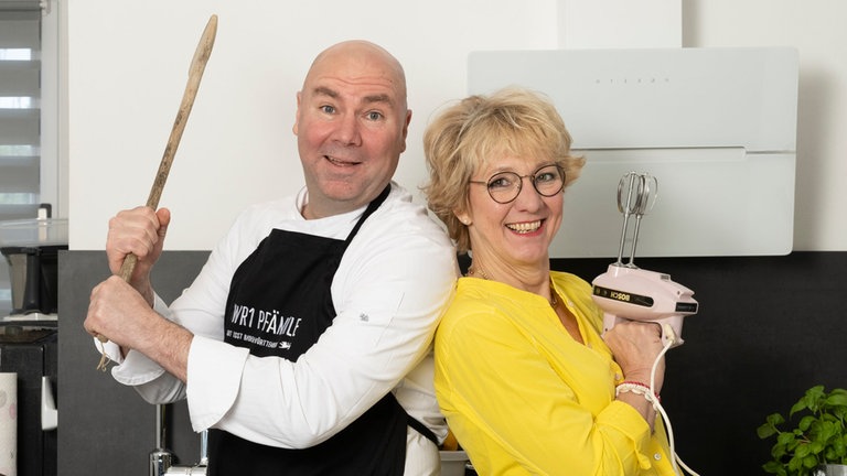 SWR1 Pfännle-Koch Eberhard Braun und Moderatorin Petra Klein. Pfännle Motto 2023: Klassiker neu geschmeckt (Foto: SWR, Tom Bässler)