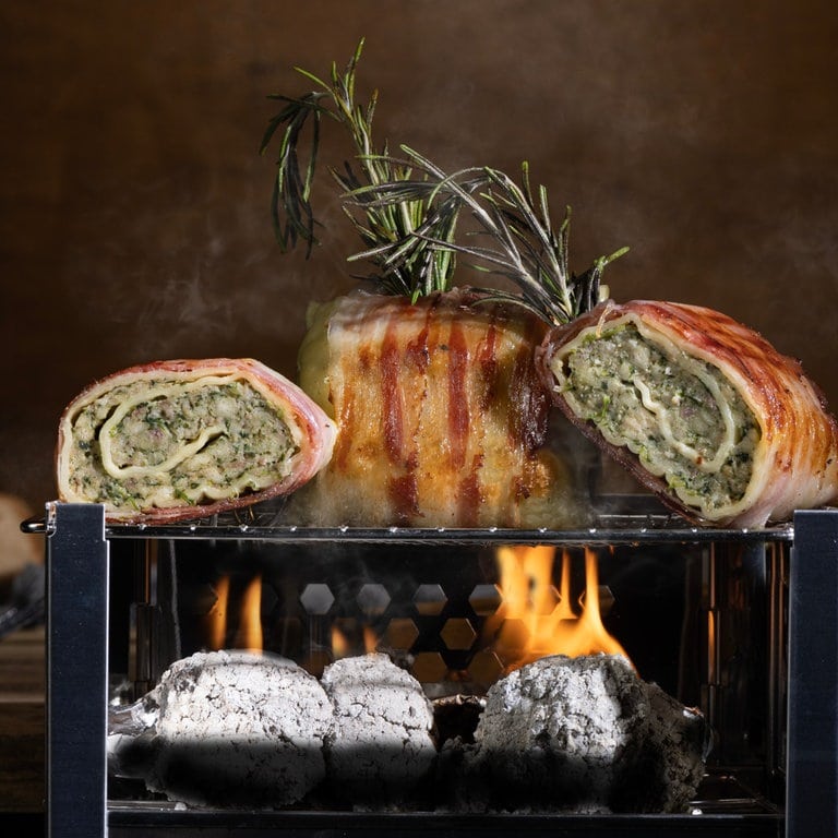 Barbecue-Maultaschen im knusprigen Speckmantel perfekt für den Grill (Foto: SWR, Tom Bässler)