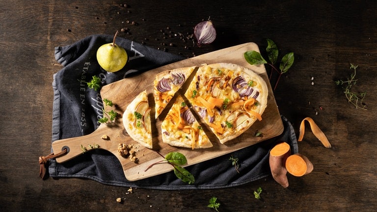 Deie mit roten Zwiebeln, Süßkartoffel, Birne und Walnuss (Foto: SWR, Tom Bässler)