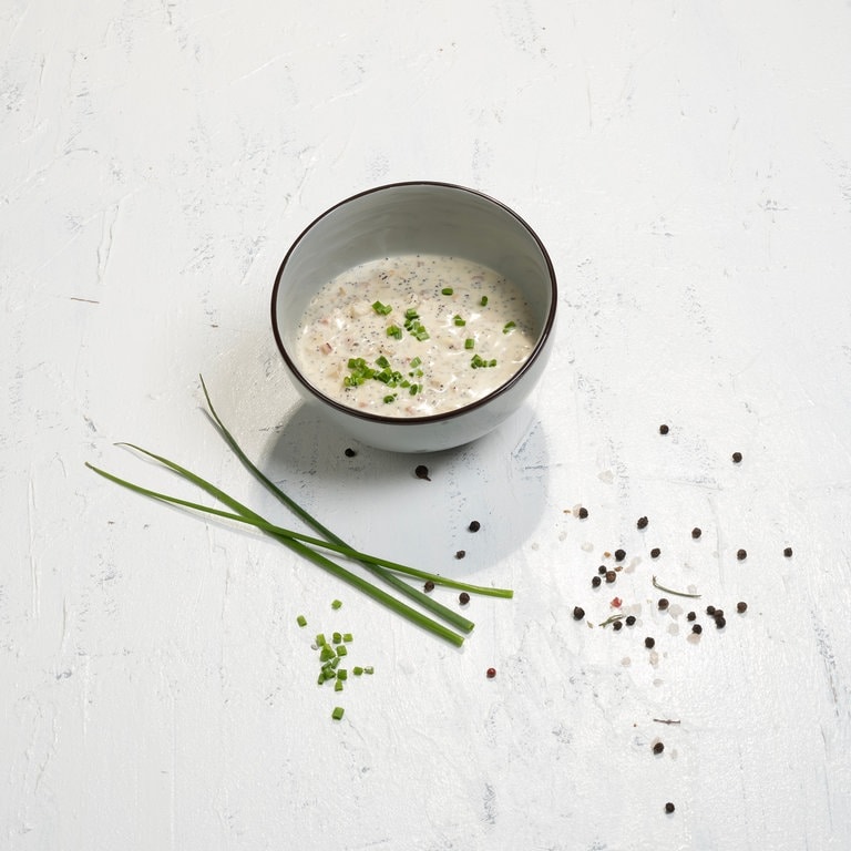 Schnittlauch-Sauce mit Speck, Zwiebeln und Mohn (Foto: SWR, Tom Bässler)