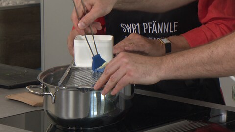 Spätzlereibe einfetten (Foto: SWR)