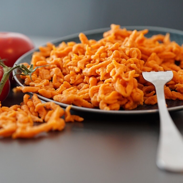Rote Tomatenspätzle auf einem Teller (Foto: SWR, Nadja Lechner)