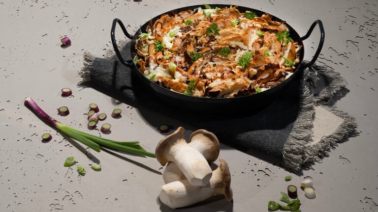 Herzhafter Ofenschlupfer mit Speck, Pilze und Bergkäse (Foto: SWR, Tom Bässler)
