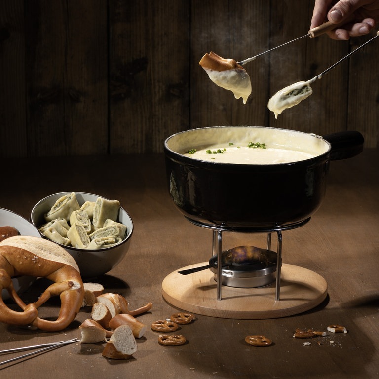 Käsefondue mit Brezel und Maultaschen (Foto: SWR, Tom Bässler)