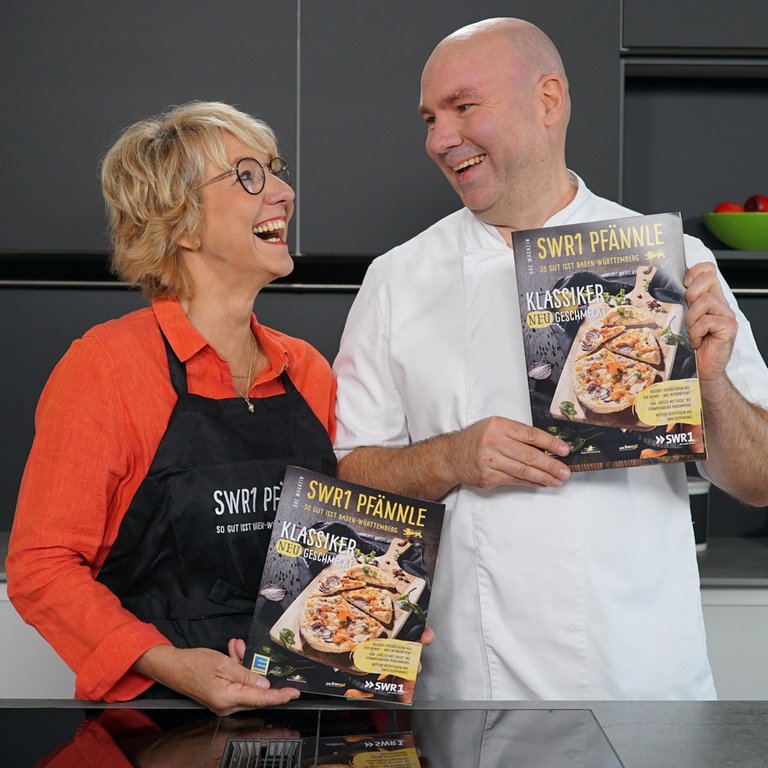SWR1 Pfännle Moderatorin Petra Klein und Pfännle Koch Eberhard Braun mit dem neuen SWR1 Pfännle Magazin 2023 (Foto: SWR, Tom Bässler)