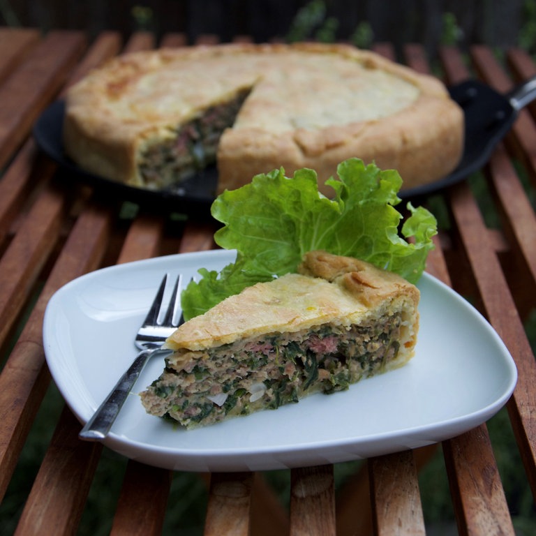 Ein Stück einer Maultaschen-Quiche steht auf einem Teller auf dem Tisch. (Foto: SWR, Eberhard Braun)