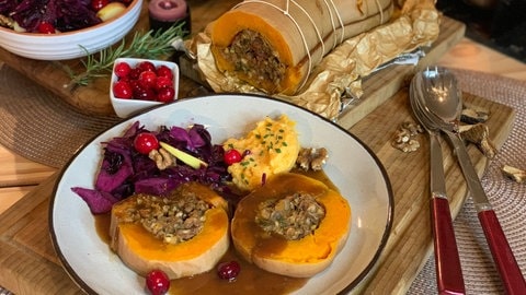 Veganer Braten: gefüllter Butternutkürbis mit Bratensauce und Cranberrys. SWR1 Pfännle-Rezept. (Foto: SWR, SWR/Eberhard Braun)