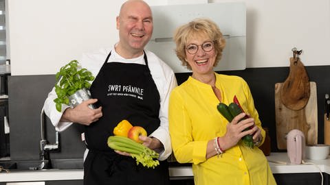 SWR1 Pfännle-Koch Eberhard Braun und Moderatorin Petra Klein. Pfännle Motto 2023: Klassiker neu geschmeckt (Foto: SWR, Tom Bässler) SWR1 Pfännle-Koch Eberhard Braun und Moderatorin Petra Klein. Pfännle Motto 2023: Klassiker neu geschmeckt