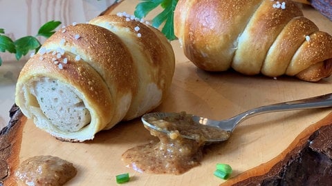 Eine Weißwurst im Brezelteigmantel. (Foto: SWR) Eine Weißwurst im Brezelteigmantel.