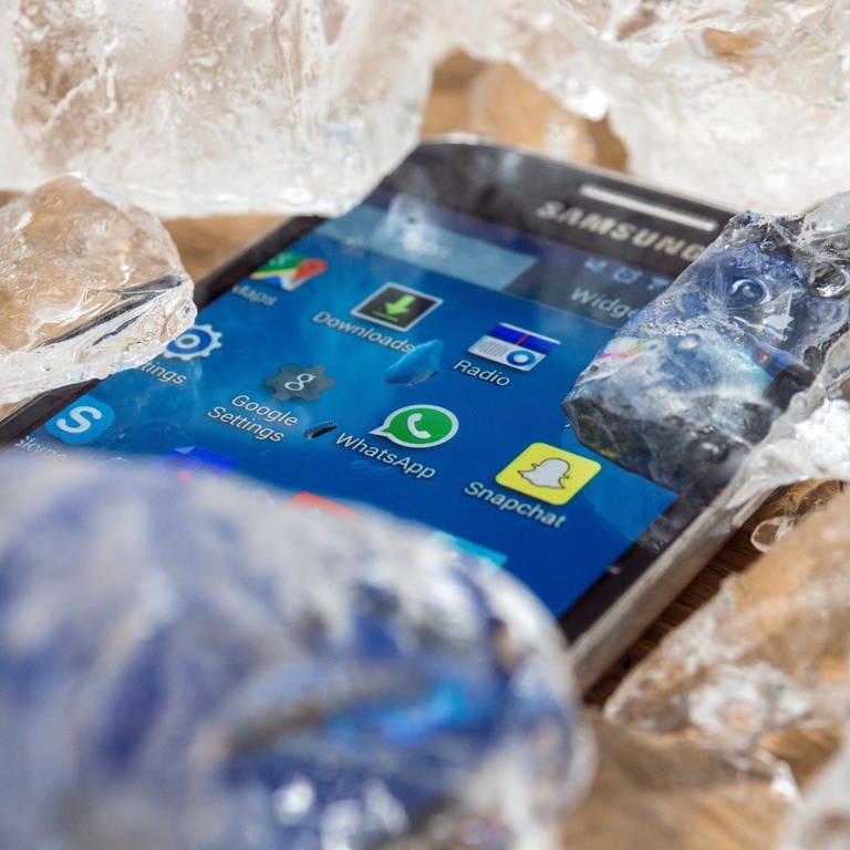 Smartphone mit Eiswürfeln