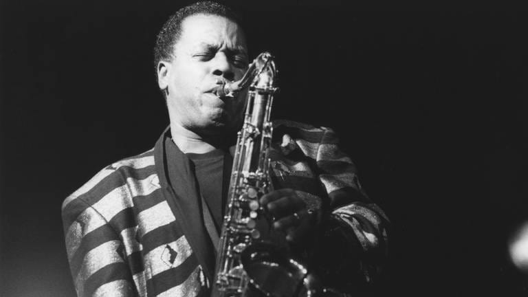 2. März: Wayner Shorter galt als einer der einflussreichsten Musiker der Jazzgeschichte und spielte mit Größen wie Miles Davis und Herbie Hancock sowie in der berühmten Jazz-Fusion-Formation Weather Report ("Birdland"). Jetzt ist der US-amerikanische Saxofonist im Alter von 89 Jahren gestorben. (Foto: dpa Bildfunk, Picture Alliance)