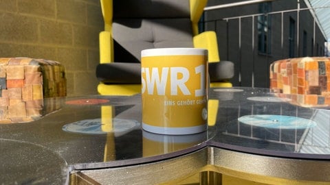 Eine gelbe SWR1 Kaffeetasse (Foto: SWR) Eine gelbe SWR1 Kaffeetasse