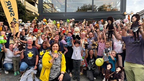 Neuwieder mit ihren Kuscheltieren vor dem Gläsernen Studio (Foto: SWR) Neuwieder mit ihren Kuscheltieren vor dem Gläsernen Studio