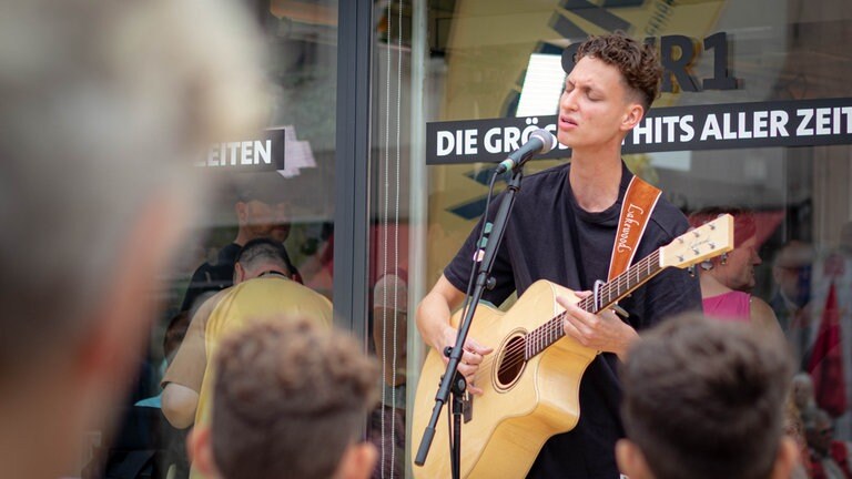 Der Koblenzer SingerSongwriter Bastian Stein spielt Live vor dem Gläsernen Studio. (Foto: SWR, Patrick Schütz) Der Koblenzer SingerSongwriter Bastian Stein spielt Live vor dem Gläsernen Studio.
