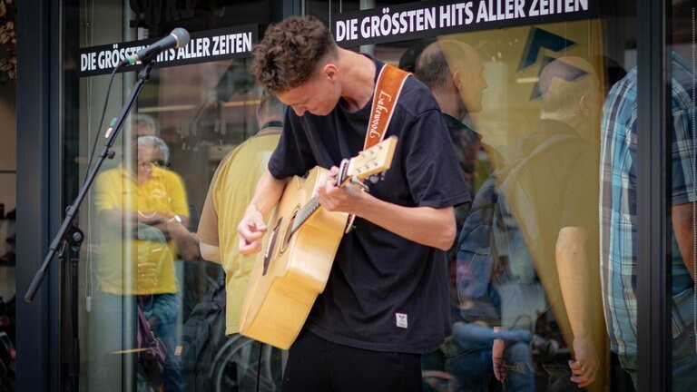 Der Koblenzer SingerSongwriter Bastian Stein spielt Live vor dem Gläsernen Studio. (Foto: SWR, Patrick Schütz) Der Koblenzer SingerSongwriter Bastian Stein spielt Live vor dem Gläsernen Studio.