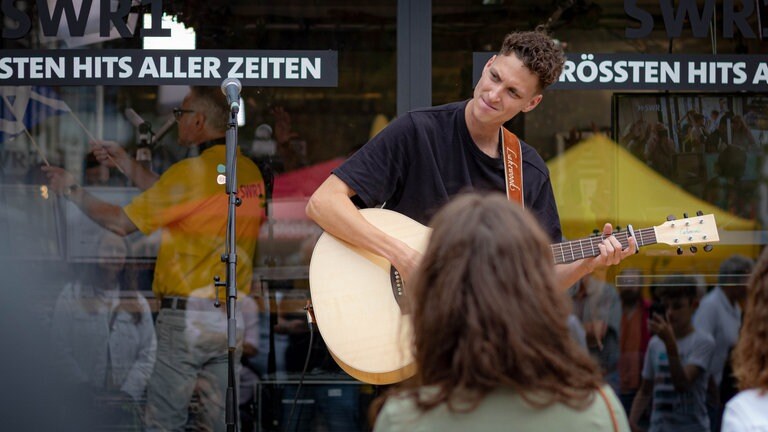 Der Koblenzer SingerSongwriter Bastian Stein spielt Live vor dem Gläsernen Studio. (Foto: SWR, Patrick Schütz) Der Koblenzer SingerSongwriter Bastian Stein spielt Live vor dem Gläsernen Studio.