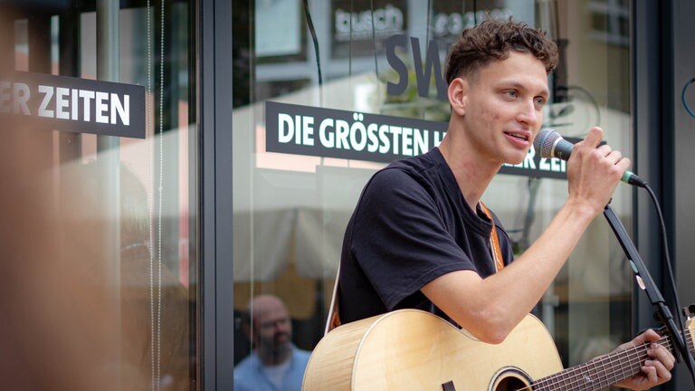 Der Koblenzer SingerSongwriter Bastian Stein spielt Live vor dem Gläsernen Studio. (Foto: SWR, Patrick Schütz) Der Koblenzer SingerSongwriter Bastian Stein spielt Live vor dem Gläsernen Studio.