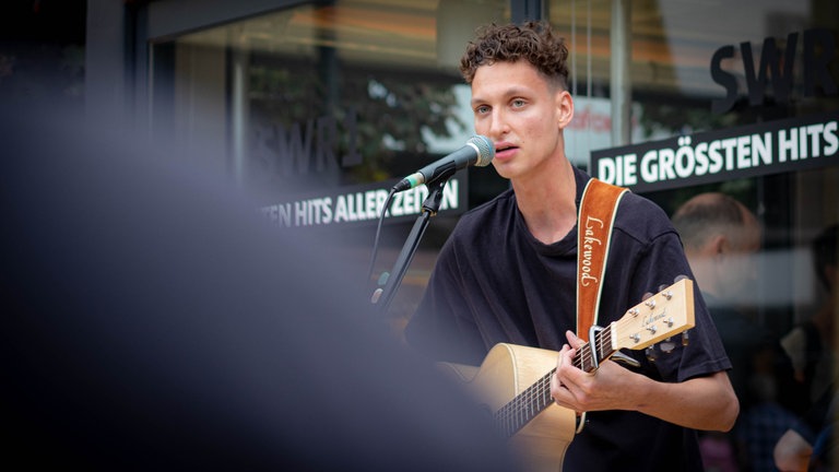 Der Koblenzer SingerSongwriter Bastian Stein spielt Live vor dem Gläsernen Studio. (Foto: SWR, Patrick Schütz) Der Koblenzer SingerSongwriter Bastian Stein spielt Live vor dem Gläsernen Studio.