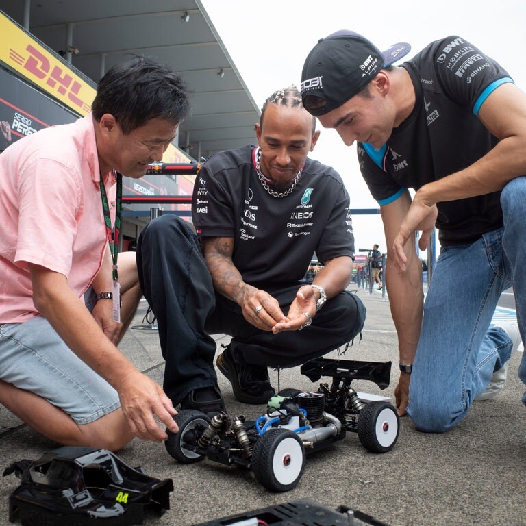 21. September: Die Formel-1-Rennfahrer Lewis Hamilton (Team Mercedes) und Esteban Ocon (Team Alpine) probieren sich vor dem Grand Prix von Japan an Spielzeugautos, die sie mit einer Fernbedienung über die Rennstrecke sausen lassen. Wer dabei wohl schneller war? In der Gesamtwertung liegt Hamilton gerade auf dem 3. Platz, Ocon auf dem 12. Vielleicht hilft das Testfahren in Japan ihnen ja dabei, an Tabellenführer Max Verstappen (Team Red Bull) heran zu kommen... (Foto: picture-alliance / Reportdienste, picture alliance / ZUMAPRESS.com | Taidgh Barron)