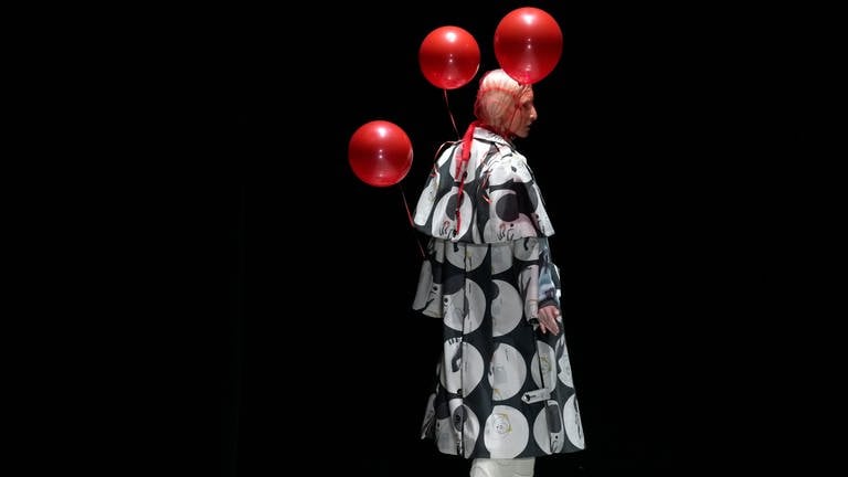12. März: Ein Model präsentieren kunstvoll und mit roten Luftballons geschmückt die Kreationen der japanischen Marke "pays des fées" - im Rahmen der Fashion Week in Tokyo. (Foto: picture-alliance / Reportdienste, picture alliance/dpa/Jiji Press Photo | Morio Taga)