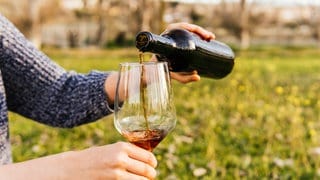 Eine Frau schenkt sich Wein ein | Mein Veranstaltungstipp: Eure Einsendungen
