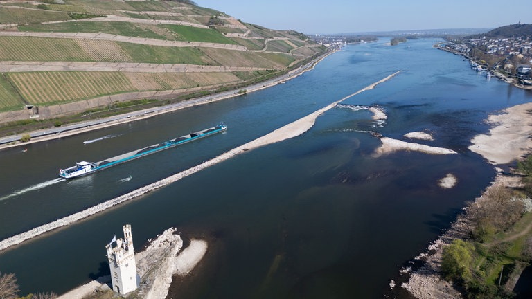 9. April: Vater Rhein wo bist Du hin? Nach der langen Trockenphase sind die Rheinpegel auf Talfahrt. Den Mäuseturm in Bingen (unten links) könnte man bald, falls die Trockenheit anhält, wieder ohne Gummistiefel erreichen. Die Wetterfrösche geben aber vorsichtig Entwarnung. Am Wochenende könnte es Regen geben. (Foto: picture-alliance / Reportdienste, picture alliance/dpa | Boris Roessler) 9. April: Vater Rhein wo bist Du hin? Nach der langen Trockenphase sind die Rheinpegel auf Talfahrt. Den Mäuseturm in Bingen (unten links) könnte man bald, falls die Trockenheit anhält, wieder ohne Gummistiefel erreichen. Die Wetterfrösche geben aber vorsichtig Entwarnung. Am Wochenende könnte es Regen geben.