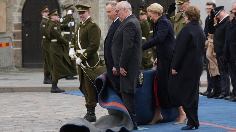 10. April: Ein bisschen aus der Fassung gerieten Estlands Präsident Alar Karis (Mitte) und der polnische Staatspräsident Andrzeij Duda (Mitte links) aber dann doch, als der rote Teppich bei der Verabschiedung Dudas auf dem Marktplatz in Tallin in Wallung geriet. Der Schuldige war schnell gefunden, es war der Wind. (Foto: picture-alliance / Reportdienste, picture alliance/dpa/AP | Sergei Grits) 10. April: Ein bisschen aus der Fassung gerieten Estlands Präsident Alar Karis (Mitte) und der polnische Staatspräsident Andrzeij Duda (Mitte links) aber dann doch, als der rote Teppich bei der Verabschiedung Dudas auf dem Marktplatz in Tallin in Wallung geriet. Der Schuldige war schnell gefunden, es war der Wind.