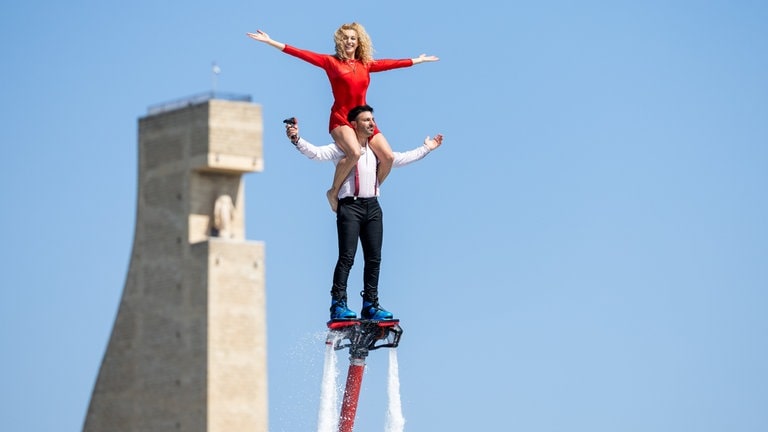 14. April: Sind das Proben für die Eröffnungszeremonie der Olympischen Spiele? Nicht wirklich, spektakulär ist es trotzdem! Die italienischen Sportler Mattia Lancia und Carlotta Infussi führen eine "Flyboard-Show" im Hafen von Brindisi auf. Bei einem Flyboard wird man durch einen Wasserstrahl in die Luft gestoßen und kann eine Höhe von bis zu neun Meter erreichen. Grund der Feierlichkeiten ist die Rückkehr eines Schulschiffes, das gerade eine Welttournee hinter sich hat. (Foto: picture-alliance / Reportdienste, picture alliance / NurPhoto | Manuel Romano) 14. April: Sind das Proben für die Eröffnungszeremonie der Olympischen Spiele? Nicht wirklich, spektakulär ist es trotzdem! Die italienischen Sportler Mattia Lancia und Carlotta Infussi führen eine "Flyboard-Show" im Hafen von Brindisi auf. Bei einem Flyboard wird man durch einen Wasserstrahl in die Luft gestoßen und kann eine Höhe von bis zu neun Meter erreichen. Grund der Feierlichkeiten ist die Rückkehr eines Schulschiffes, das gerade eine Welttournee hinter sich hat.