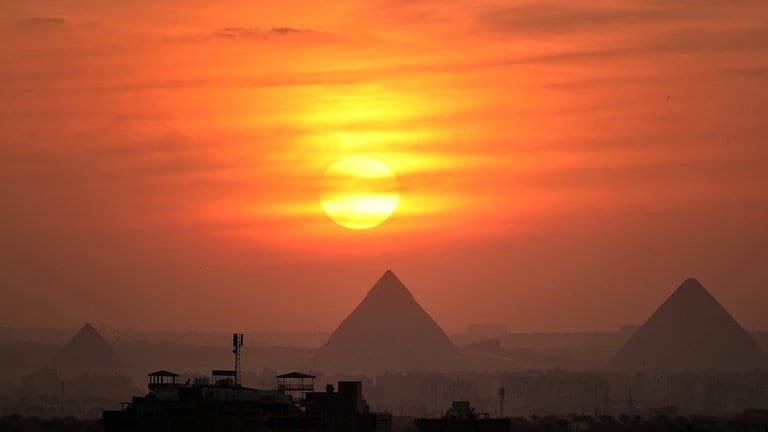 15. April: Über den Pyramiden Gizeh geht die Sonne unter. Während in der Stadt am Nil bereits sommerliche Temperaturen erreicht werden, wird das Wetter im Südwesten eher wechselhaft. Nach dem sonnigen Start in die Woche ist heute mit Wolken und Regen zu rechnen und im Laufe der Woche soll es auch wieder deutlich kühler werden. (Foto: picture-alliance / Reportdienste, picture alliance / Xinhua News Agency | Wang Dongzhen) 15. April: Über den Pyramiden Gizeh geht die Sonne unter. Während in der Stadt am Nil bereits sommerliche Temperaturen erreicht werden, wird das Wetter im Südwesten eher wechselhaft. Nach dem sonnigen Start in die Woche ist heute mit Wolken und Regen zu rechnen und im Laufe der Woche soll es auch wieder deutlich kühler werden.