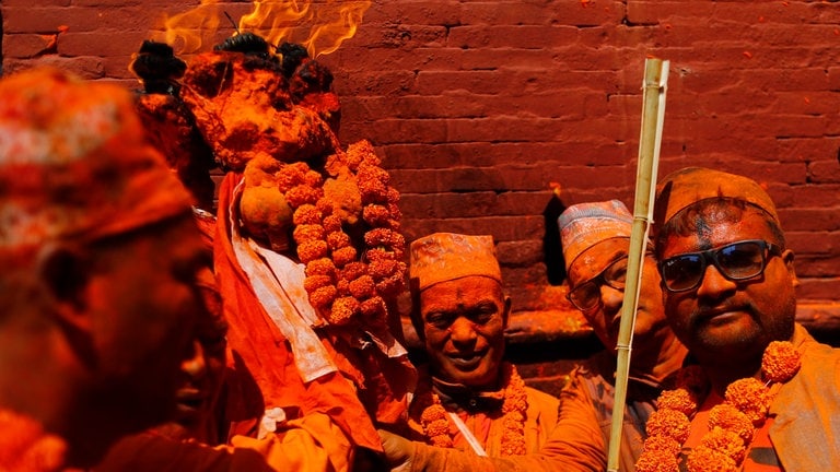 16. April: Begleitet von traditioneller Musik, ausgelassenem Tanz und dem herzlichen Austausch guter Wünsche feiern die Angehörigen der nepalesischen Newari-Gemeinschaft ihr Neujahrsfest. Dabei hüllen sie die Region Madyapur Thimi mit dem Zinnoberpulver namens "Sindoor" in ein leuchtendes Orange. (Foto: picture-alliance / Reportdienste, picture alliance / Sipa USA | SOPA Images) 16. April: Begleitet von traditioneller Musik, ausgelassenem Tanz und dem herzlichen Austausch guter Wünsche feiern die Angehörigen der nepalesischen Newari-Gemeinschaft ihr Neujahrsfest. Dabei hüllen sie die Region Madyapur Thimi mit dem Zinnoberpulver namens "Sindoor" in ein leuchtendes Orange.